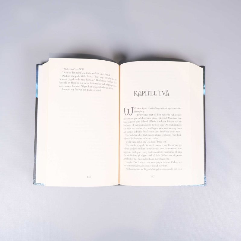 Uppslagen sida från Spejarens lärling bok, kapitel två syns