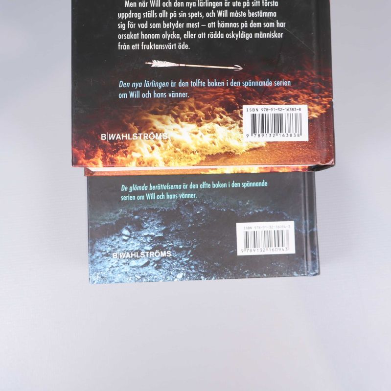 Närbild på två baksidor med ISBN på Spejarens lärling böcker