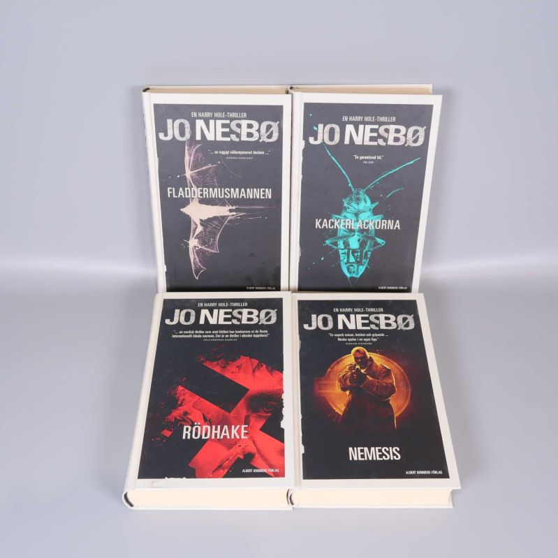 Fyra inbundna böcker av Jo Nesbø med omslagen vända framåt