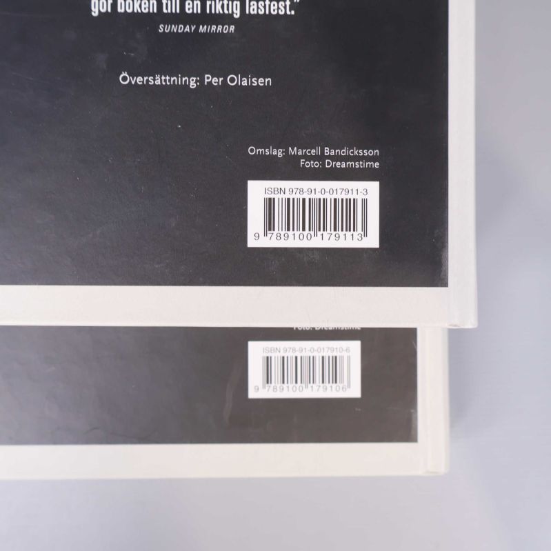 Närbild på bokbaksida med ISBN 978-91-0-017911-3 och 978-91-0-017910-6