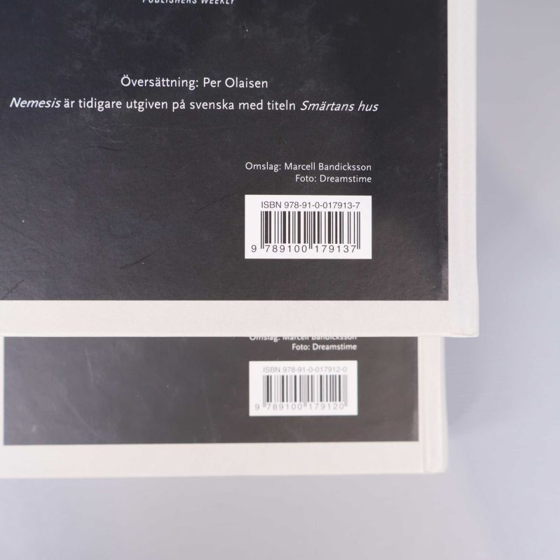 Närbild på bokbaksida med ISBN 978-91-0-017913-7 och 978-91-0-017912-0