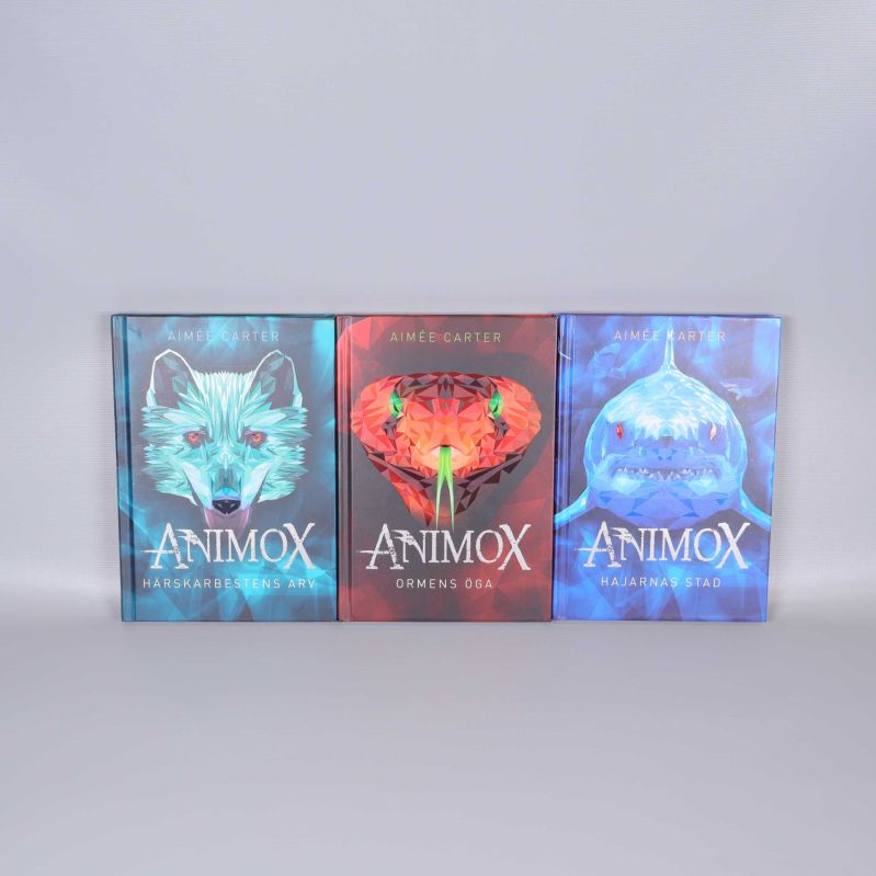 Framsidor av tre Animox-böcker med djurmotiv och starka färger