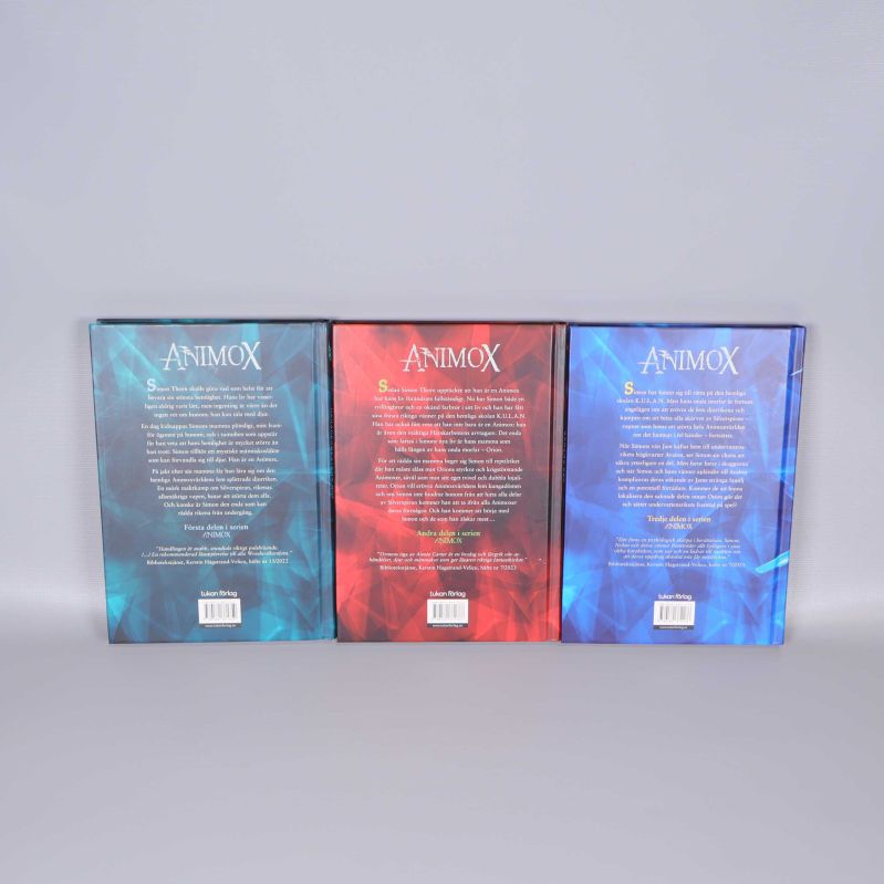 Baksidor av samtliga tre Animox-böcker med text och streckkod