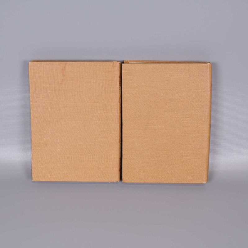 Baksidor på två inbundna böcker i beige tyg