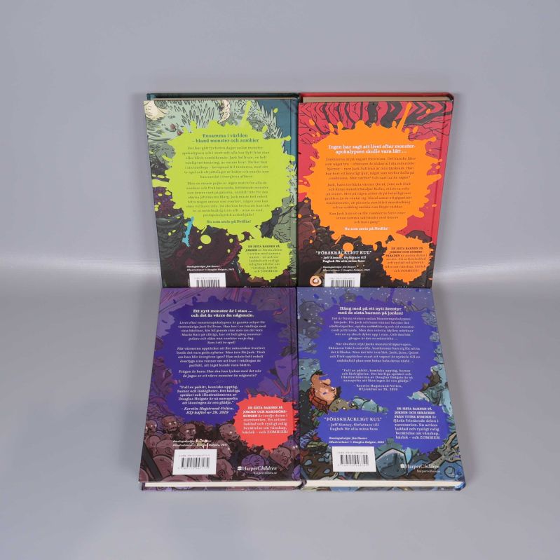 Böckernas baksidor med färggranna illustrationer och beskrivningar