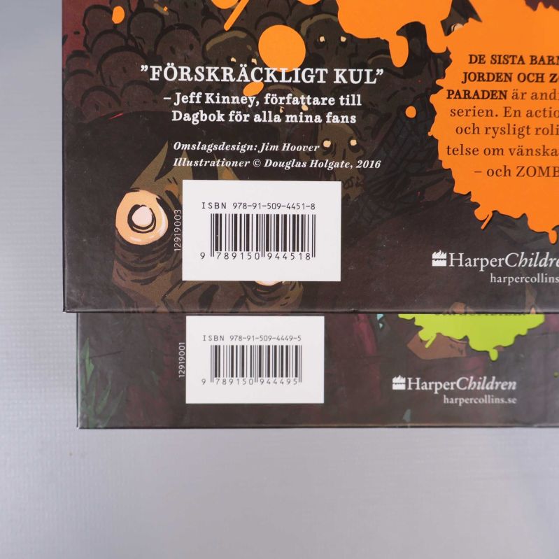 Närbild på två ISBN-nummer på baksidor av böcker