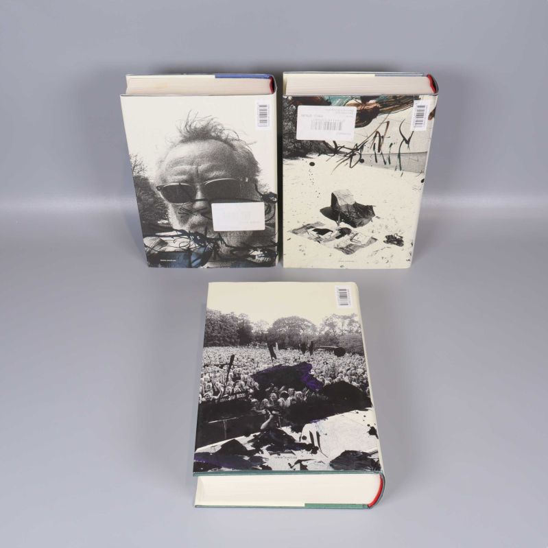 Baksida av tre böcker i Vardagar-serien med svartvita foton och streckillustrationer