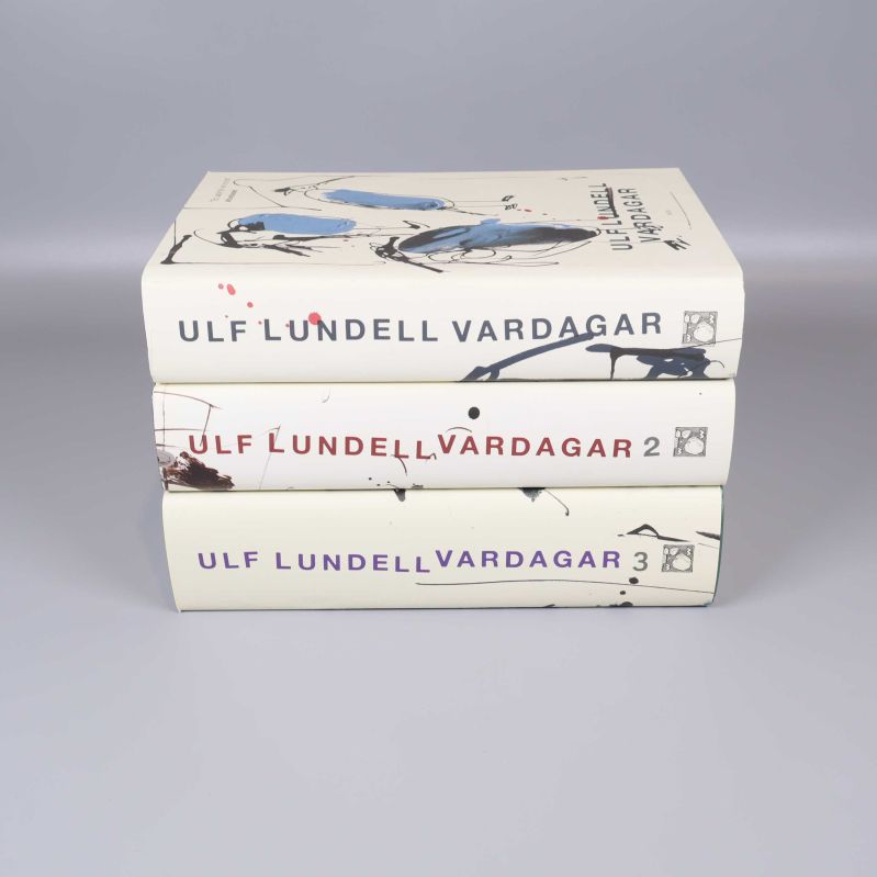 Vardagar 1-3 staplade på varandra, ryggen med tydlig text och illustrationer synlig