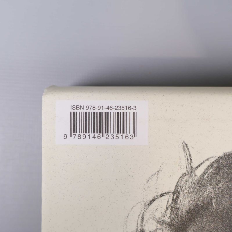 Närbild på bok med ISBN-etikett på baksidan, barcode och nummer synligt