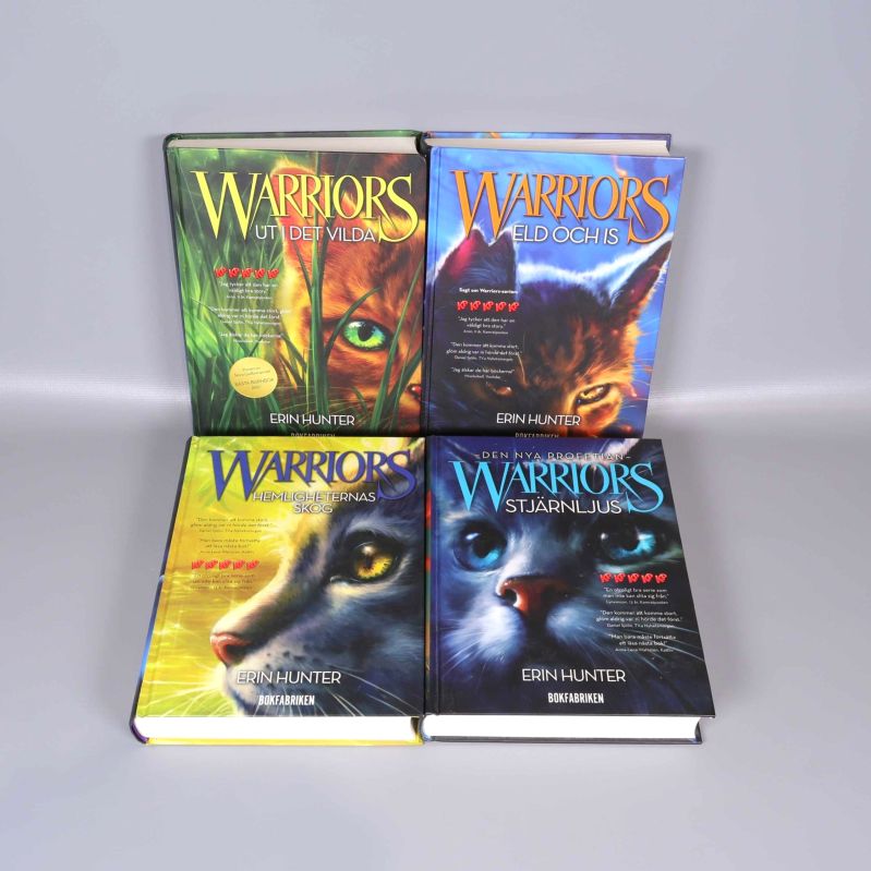 Fyra Warriors-böcker med färgglada kattomslag, titlar synliga