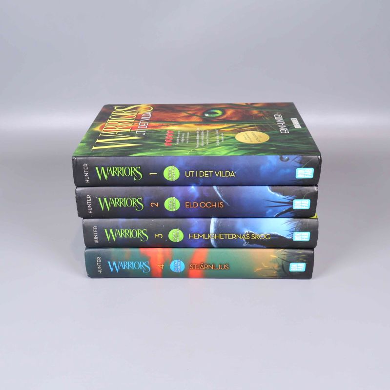 Fyra Warriors-böcker staplade med ryggarna uppåt, titlar synliga