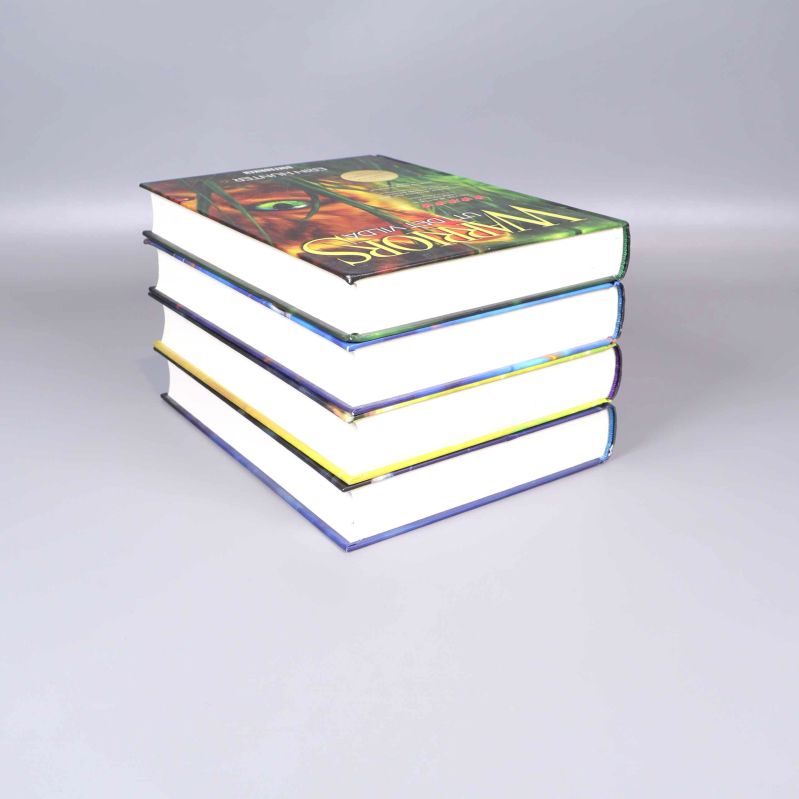 Fyra inbundna Warriors-böcker sett från sidan mot sidorna