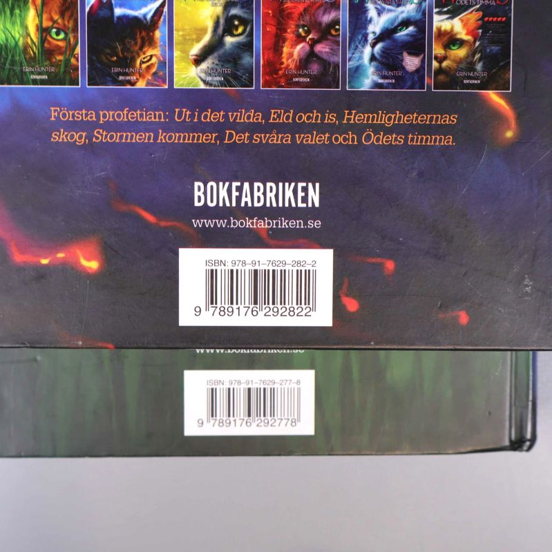 Närbild på baksidor med ISBN till två Warriors-böcker