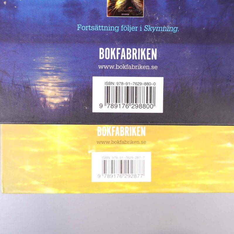 Närbild på baksidor med ISBN till två andra Warriors-böcker