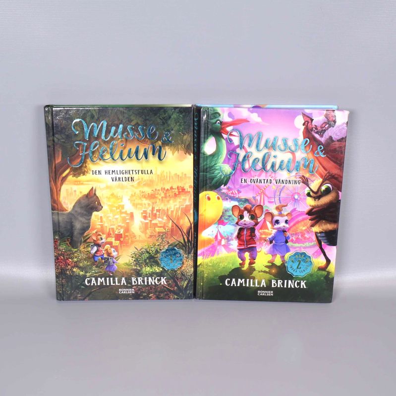 Två böcker Musse & Helium med illustrerade omslag, framsidorna synliga mot ljus bakgrund