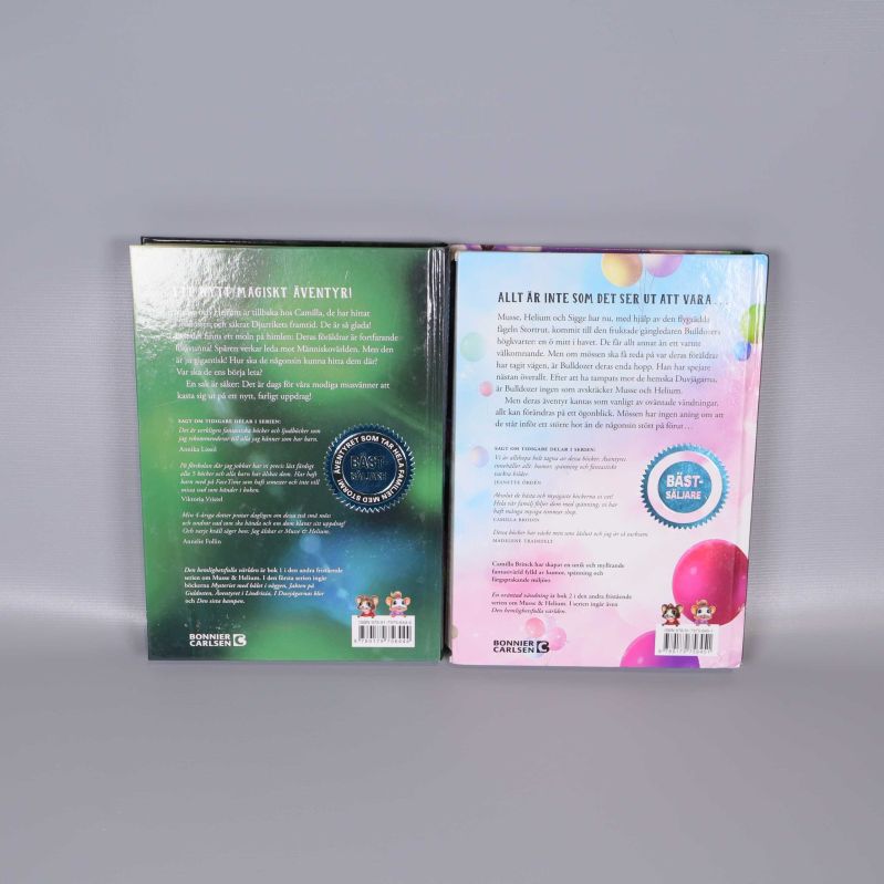 Baksidor av Musse & Helium-böcker med textbeskrivningar och illustrationer