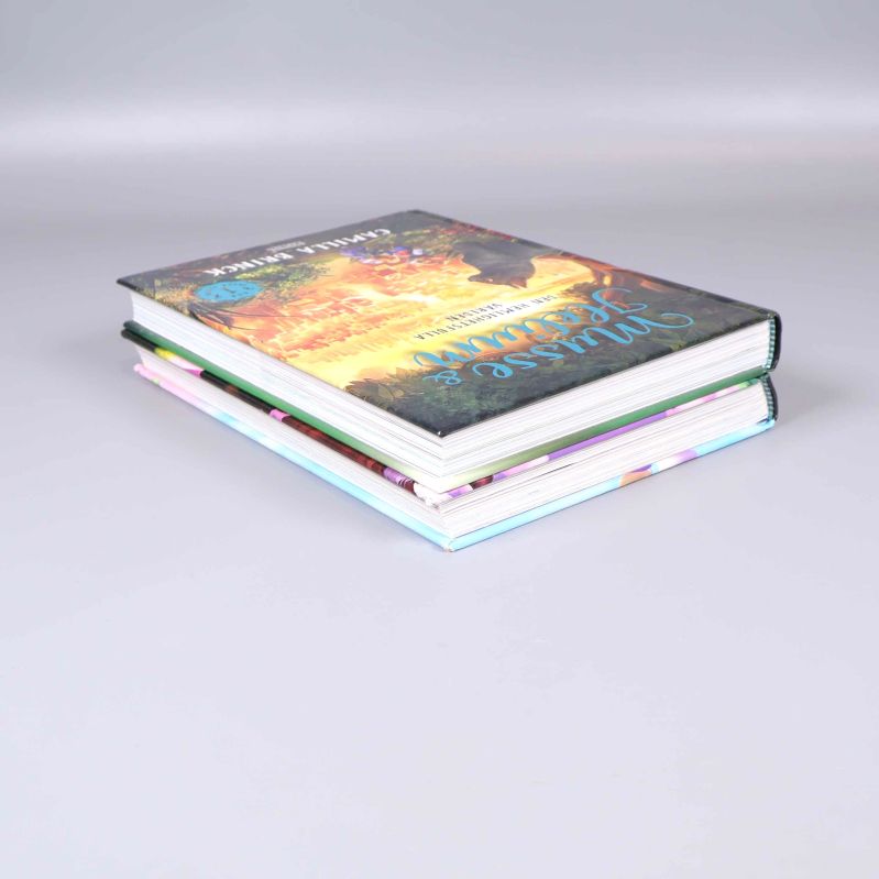 Två uppslagna Musse & Helium-böcker liggande i hög, sidorna synliga