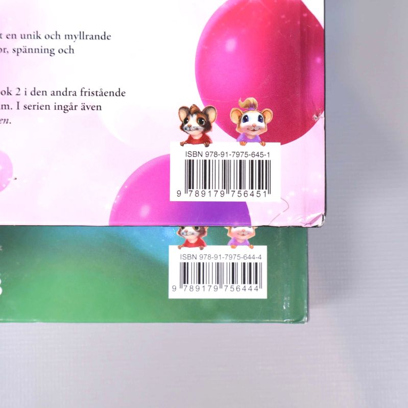 Närbild på ISBN på baksidan av båda Musse & Helium-böcker