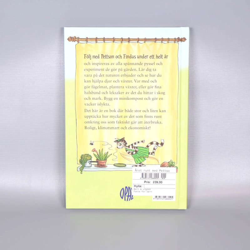 Baksidan av boken med beskrivning och illustration på Findus som hoppar