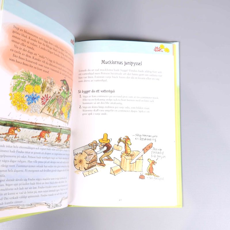 Uppslag med text och illustrationer på Pettson och mucklor som bygger vattenhjul