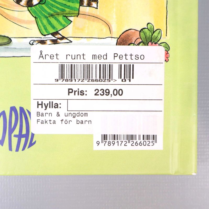 Närbild på baksidans etikett med ISBN och prisinformation