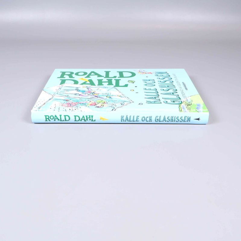 Kalle och glashissen liggande, visar bokens rygg och tryck