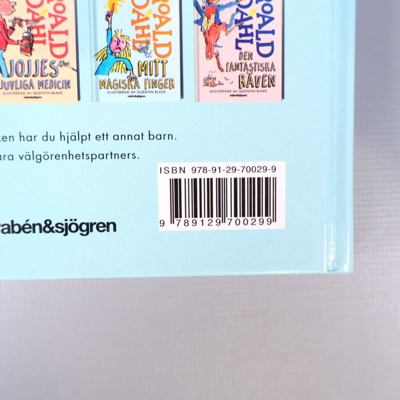 Närbild på ISBN och streckkod på baksidan av Kalle och glashissen