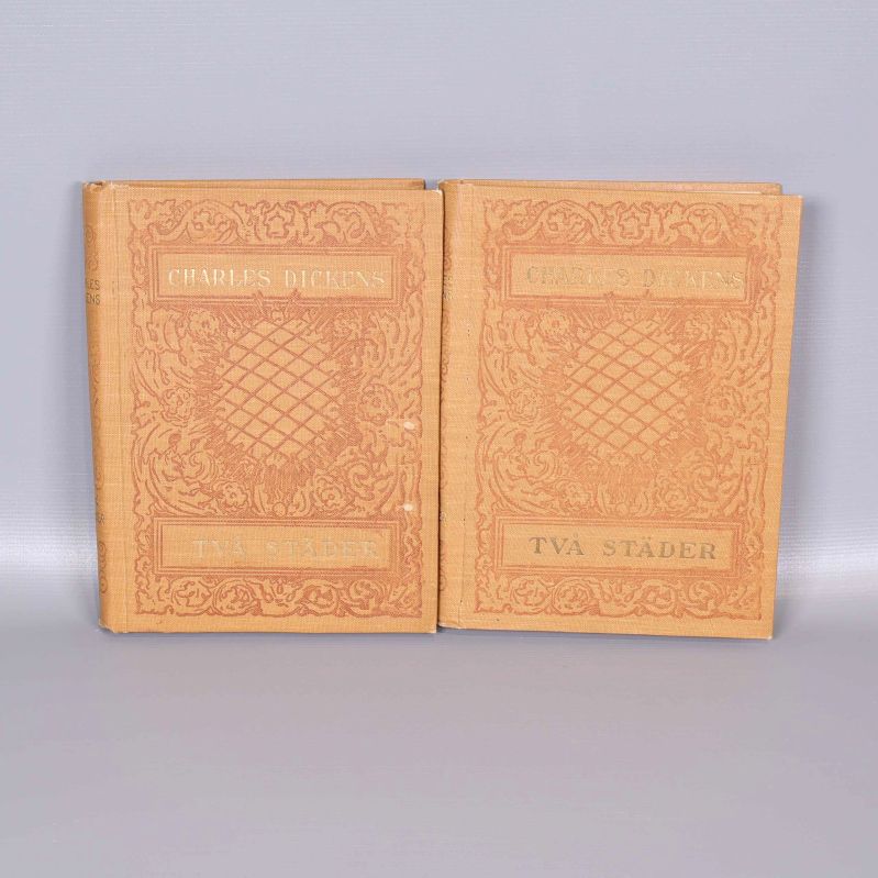 Två inbundna böcker av Charles Dickens, Två städer, med mönstrad och guldfolierad framsida