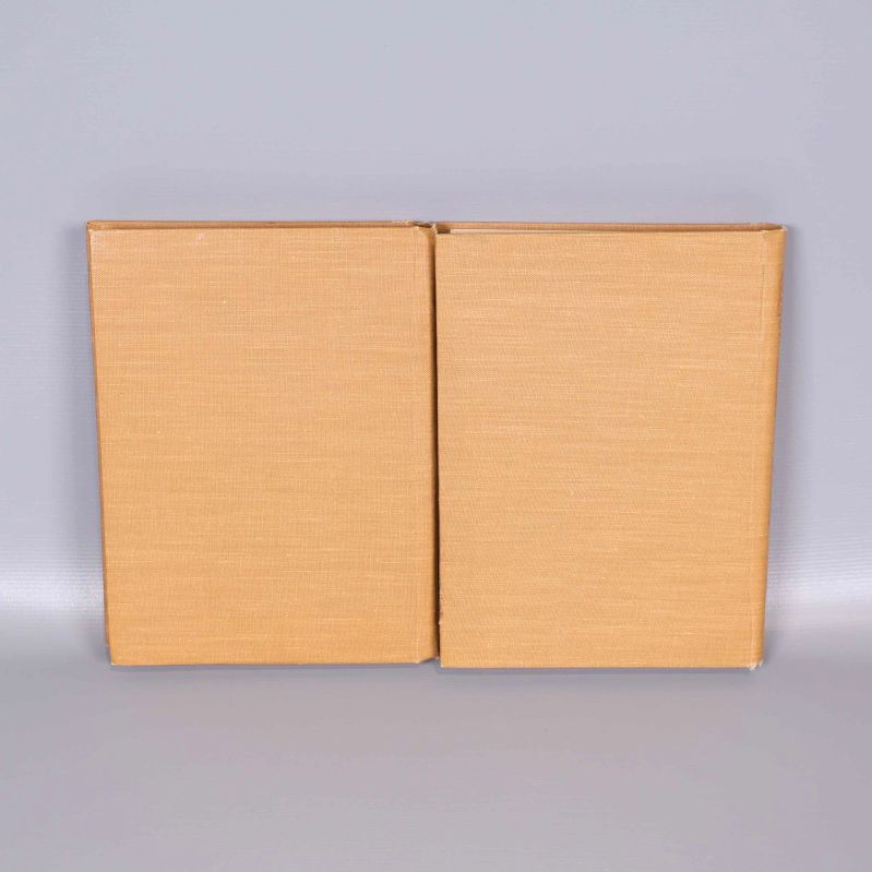 Baksida på två inbundna böcker i ljusbrunt tygband utan tryck