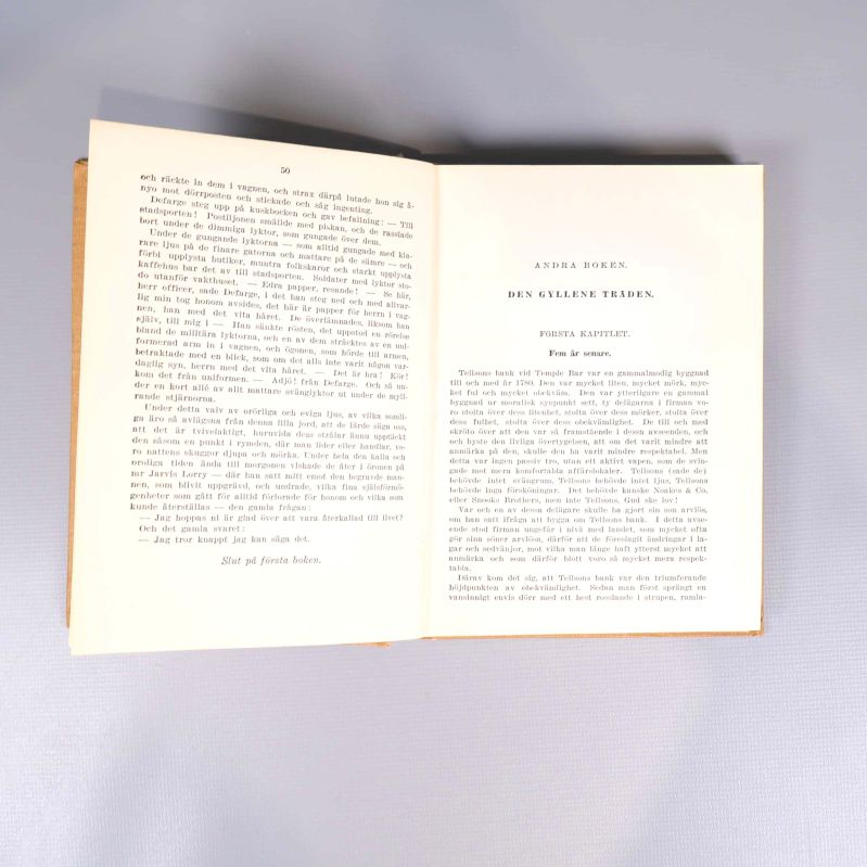 Uppslag inuti boken med kapitelrubriken Den gyllene tråden