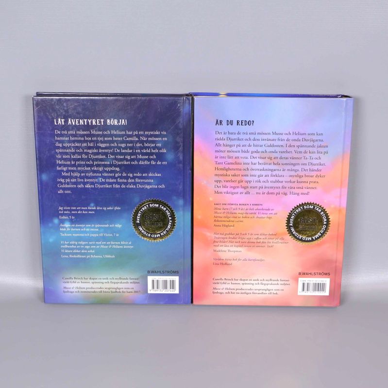 Baksidor av Musse & Helium del 1 och 2 med textbeskrivning