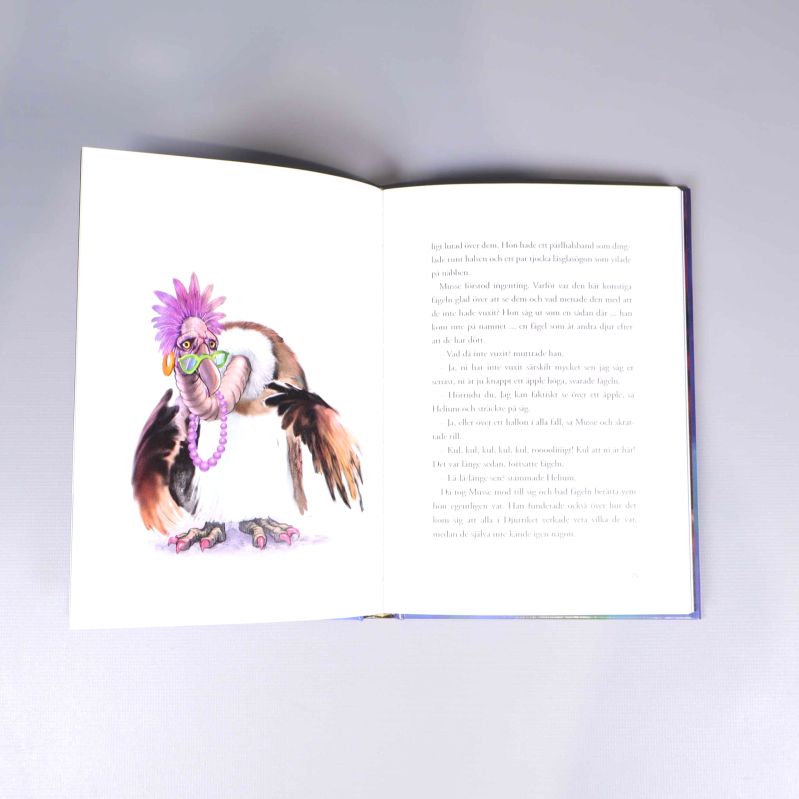 Uppslag med illustration av fågel i barnbok