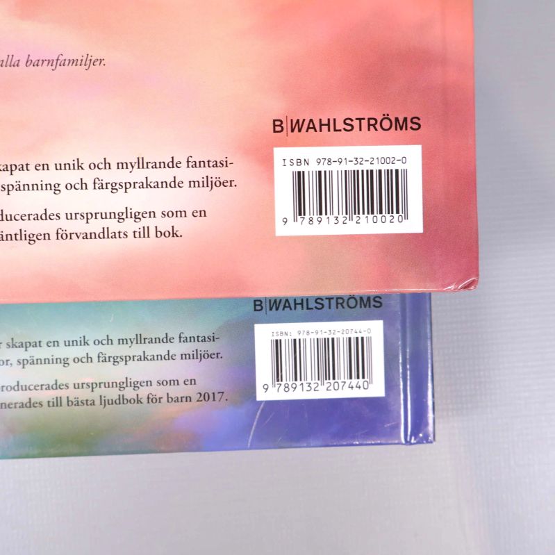 Närbild på ISBN-koder på baksidorna av två böcker