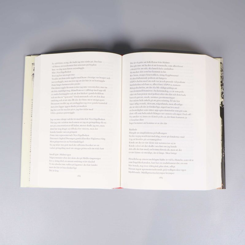 Uppslagen boksida med tryckt svensk text i två spalter