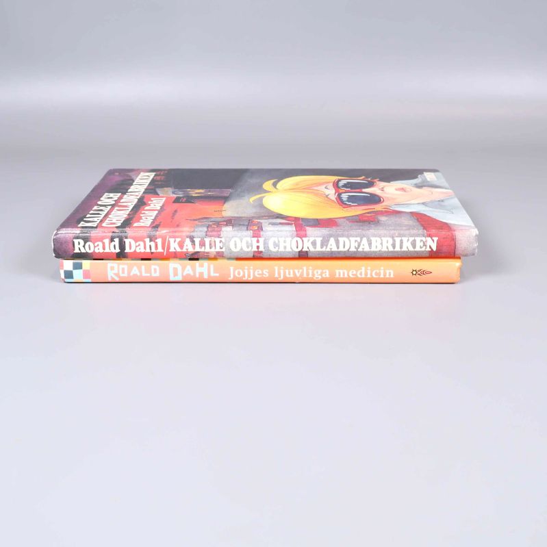 Böckernas ryggar visar titlar och författarnamn