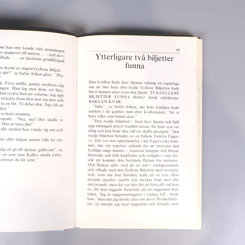 Uppslag ur Kalle och chokladfabriken med svensk text