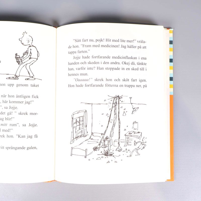 Uppslag ur Jojjes ljuvliga medicin med illustration och svensk text