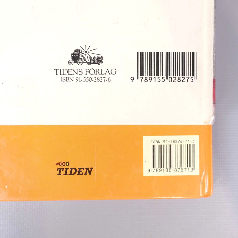 Närbild på baksidor som visar ISBN på båda böckerna