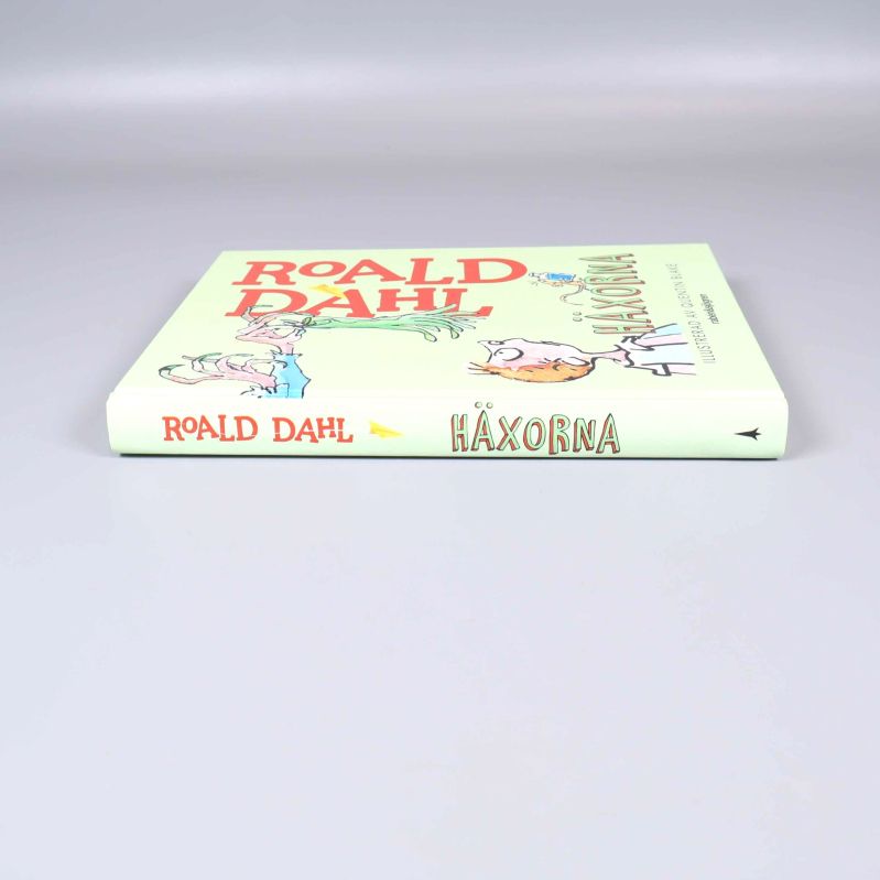 Boken Häxorna liggande med synlig rygg och omslag