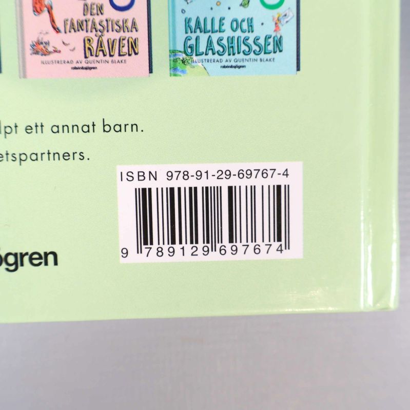 Närbild av ISBN-nummer på baksidan av boken Häxorna