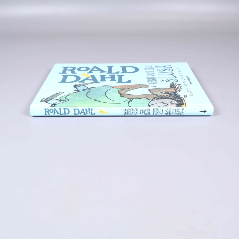 Boken Herr och Fru Slusk visad från sidan med ryggtext