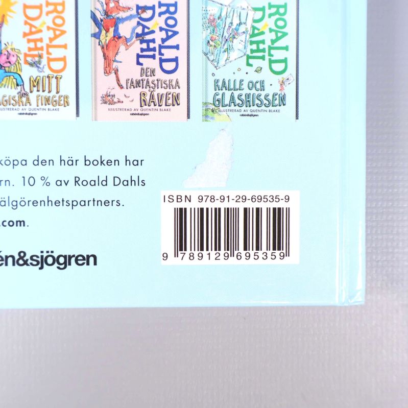 Närbild på baksidan av Herr och Fru Slusk med synlig ISBN-kod