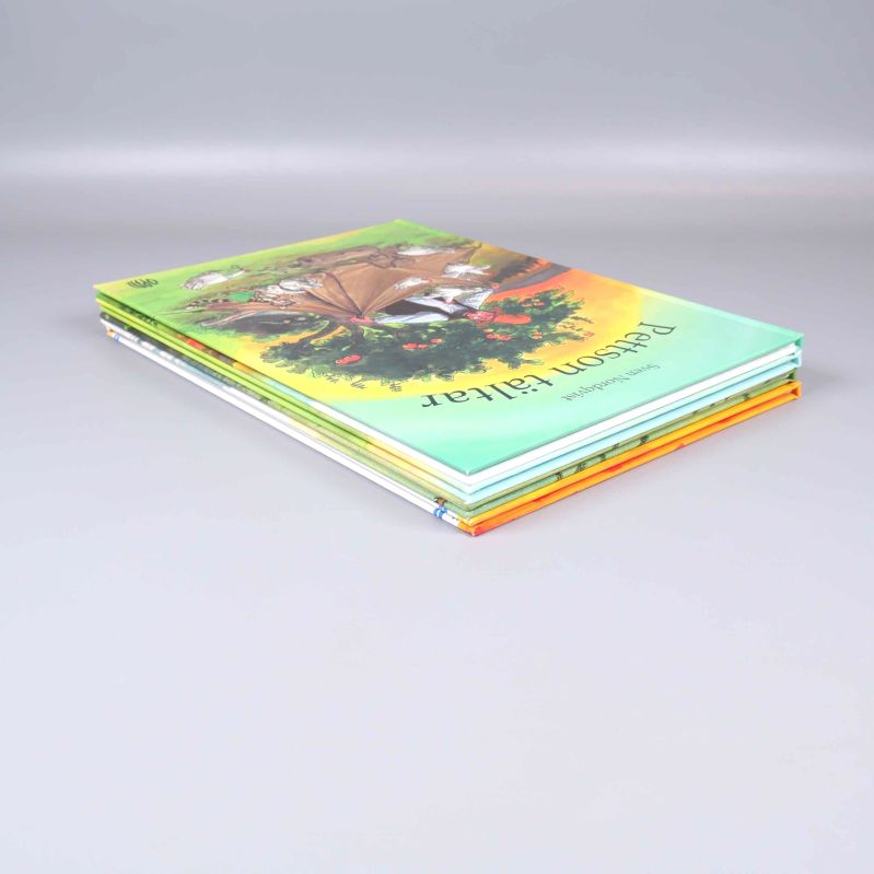 Fyra böcker liggande på hög från sidan