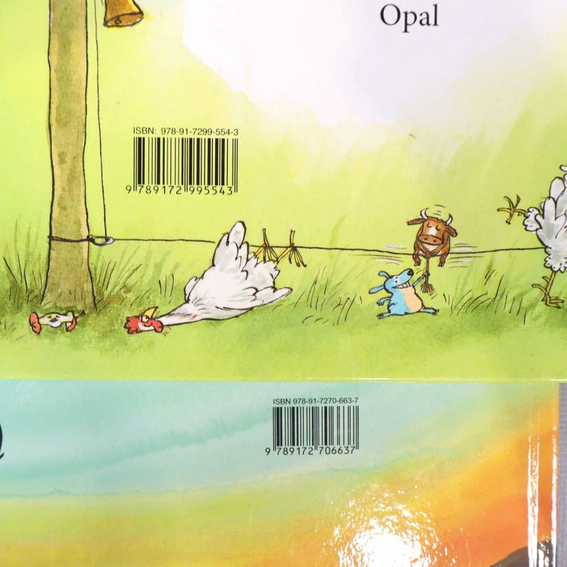 Närbild på två ISBN-koder på bokbaksidor