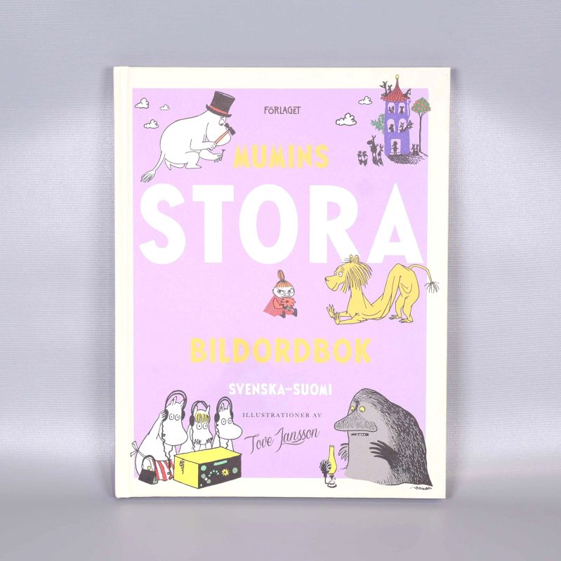 Framsidan av Mumins stora bildordbok med illustrationer och lila omslag
