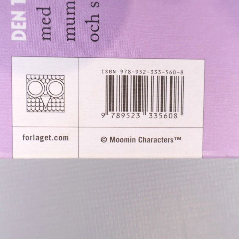 Närbild på bokens baksida med streckkod och ISBN-nummer