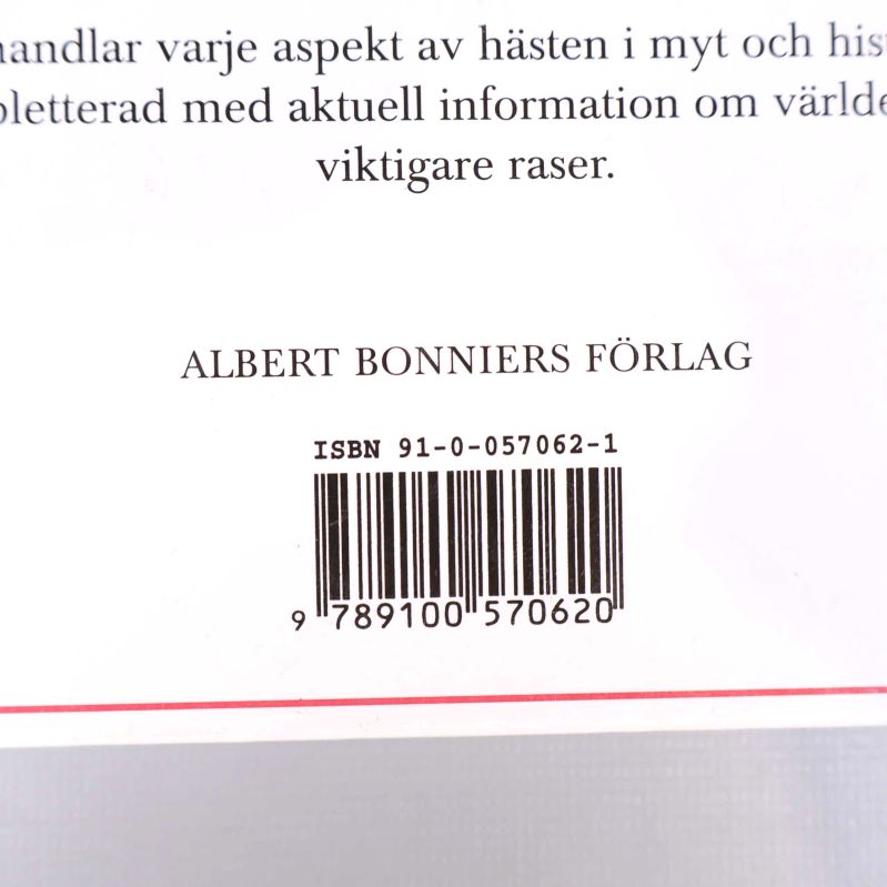 Närbild på ISBN och streckkod på Bonniers stora hästlexikon baksida