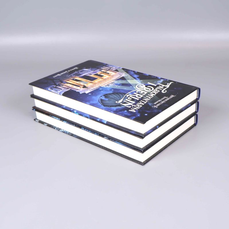 Trave med tre inbundna böcker i Historieväktarna-serien