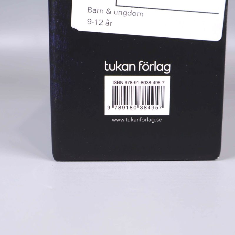 Närbild på ISBN och streckkod på baksidan av bok