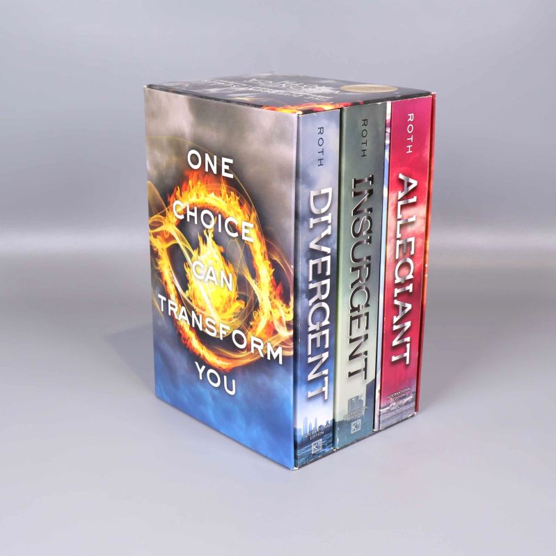 Box med tre böcker ur Divergent-serien stående mot grå bakgrund